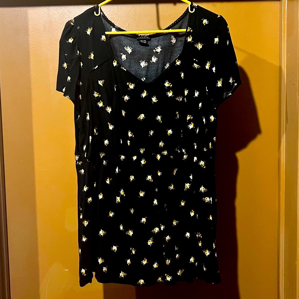 Torrid babydoll blouse size 2 in black with small white floral print